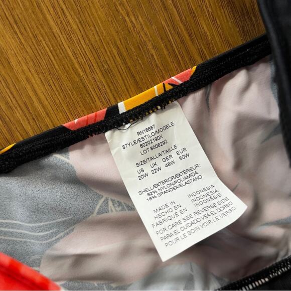 Swim Solutions Tiered Floral One Piece swimsuit black multicolor - 20W - Picture 15 of 15